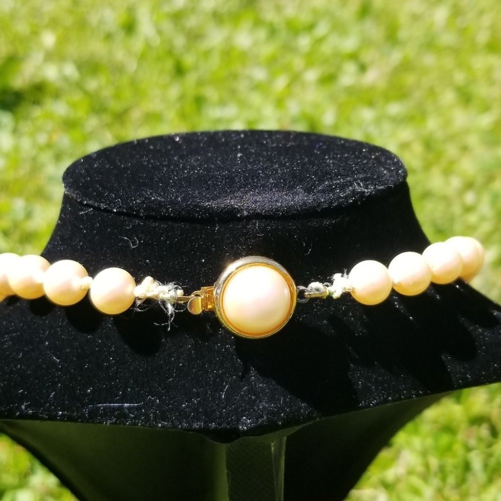 Vintage Faux Pearl Necklace - Picture 2 of 6